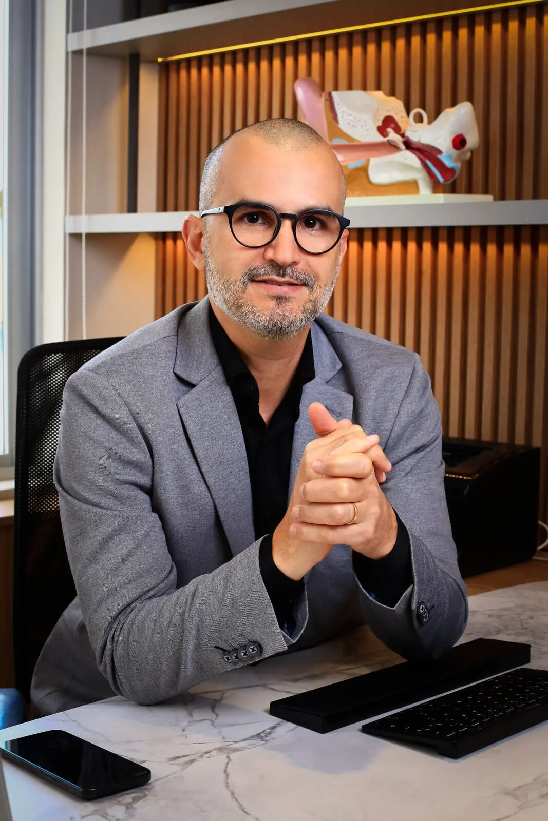 Dr. Fábio Pires em seu consultório.