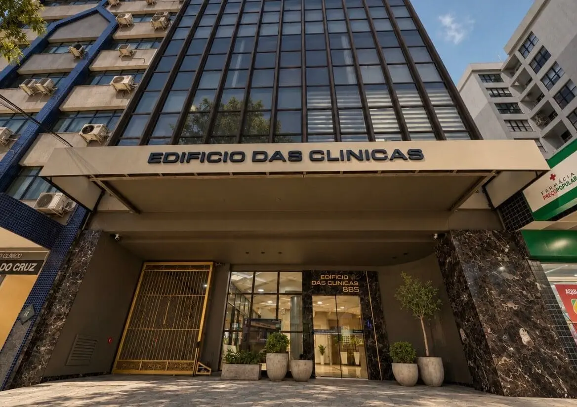 Edifício das Clínicas, em frente ao Hospital São Vicente de Paulo.