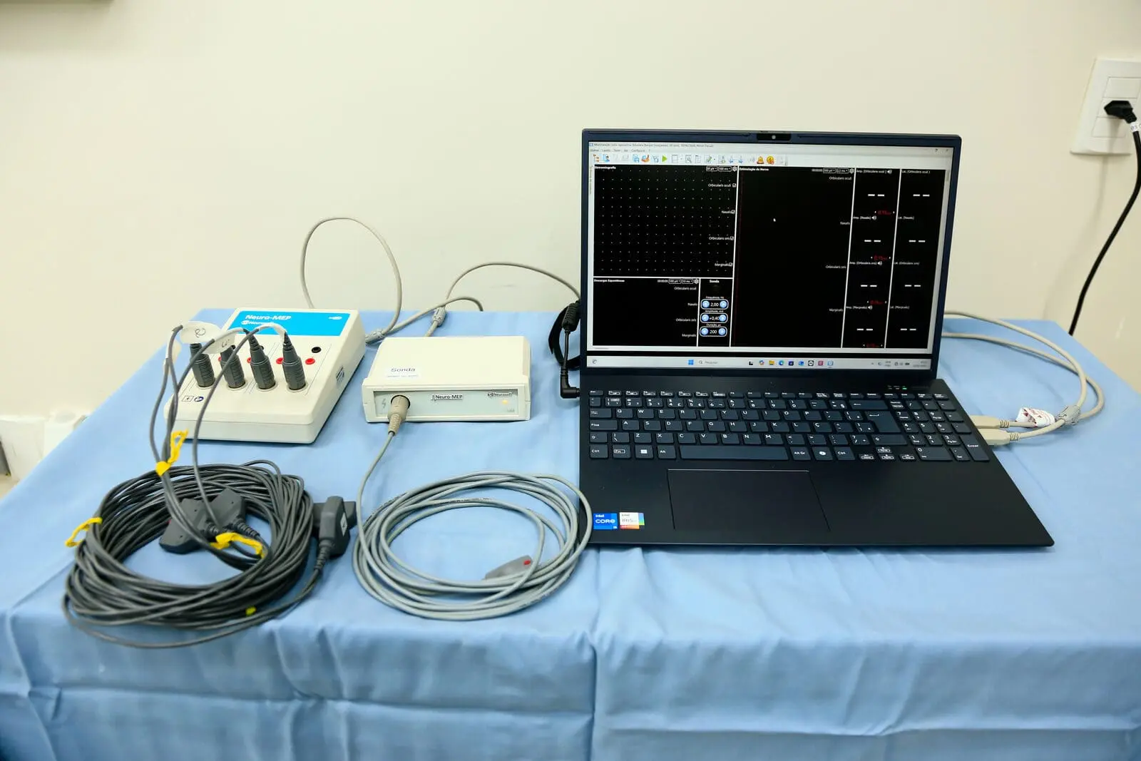 Monitorização do nervo facial durante cirurgia de ouvido.